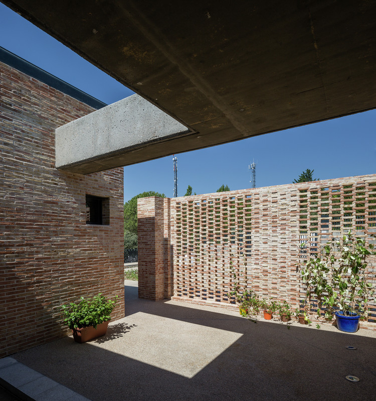 Кирпичные дома в Испании: современный дизайн каменной кладки для интерьера и экстерьера дома — изображение 4 из 29