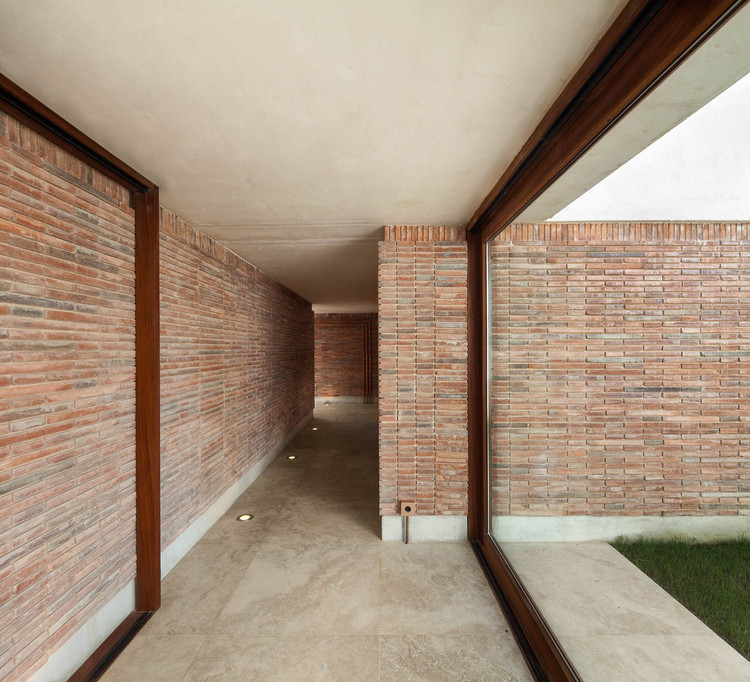 Кирпичные дома в Испании: современный дизайн каменной кладки для интерьера и экстерьера дома — Изображение 28 из 29