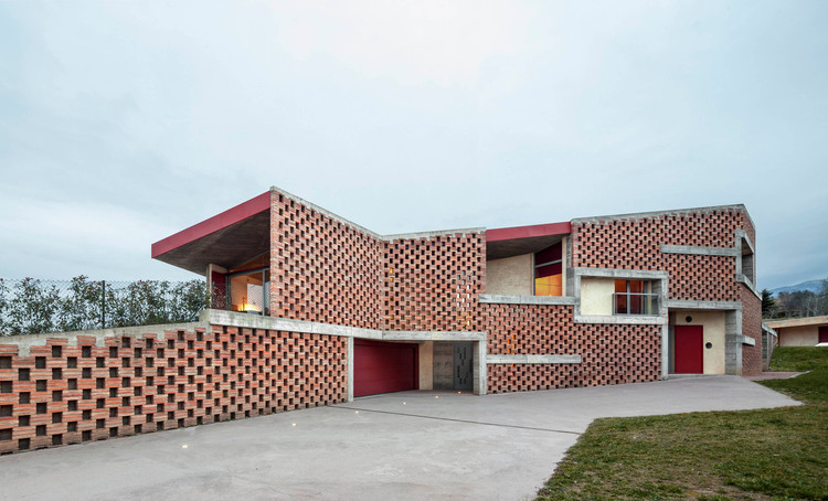 Кирпичные дома в Испании: современный дизайн каменной кладки для интерьера и экстерьера дома — изображение 20 из 29