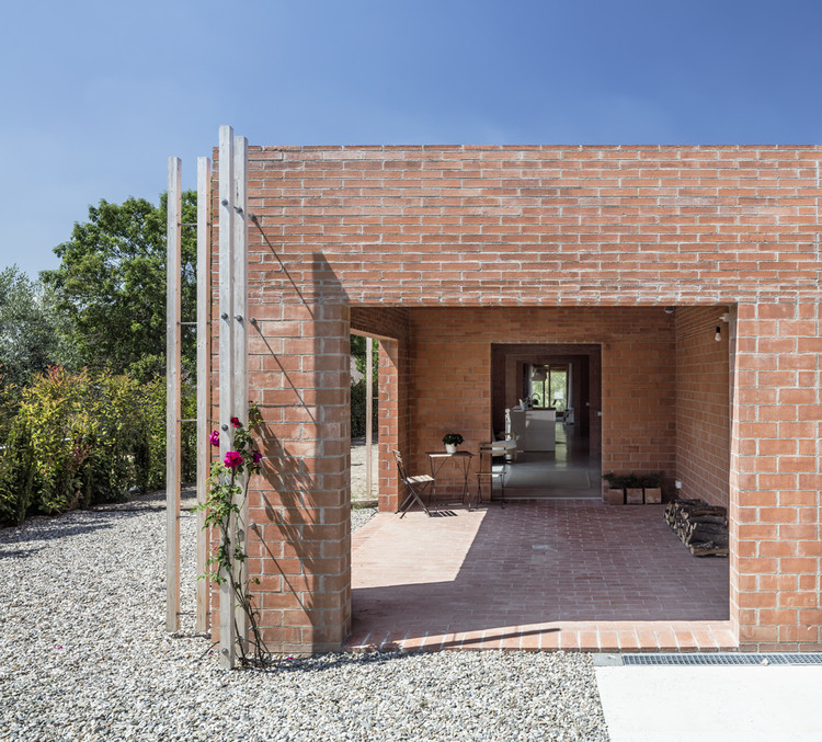 Кирпичные дома в Испании: современный дизайн каменной кладки для интерьера и экстерьера дома — Изображение 10 из 29