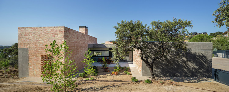 Кирпичные дома в Испании: современный дизайн каменной кладки для интерьера и экстерьера дома — изображение 19 из 29