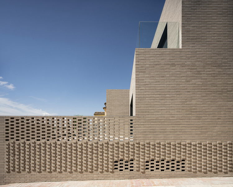 Кирпичные дома в Испании: современный дизайн каменной кладки для интерьера и экстерьера дома — изображение 25 из 29