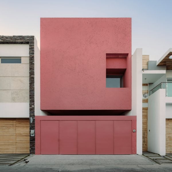 Студия Сезара Бехара вставила минималистичный розовый дом на мексиканскую улицу