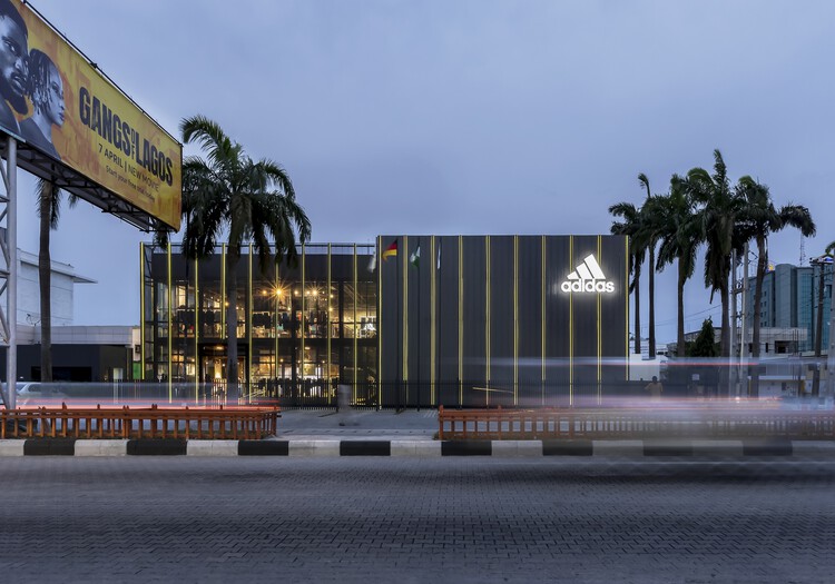 Флагманский магазин adidas в Лагосе / Oshinowo Studio — фотография экстерьера, фасада