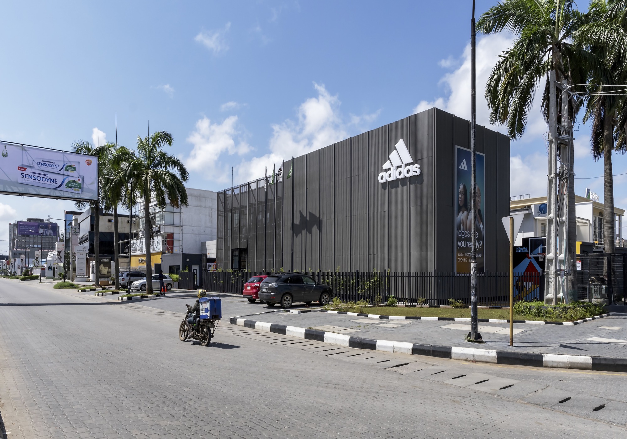 Флагманский магазин adidas в Лагосе / Oshinowo Studio
