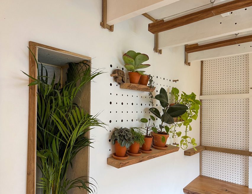 Интерьер The Garden Retreat с белыми стенами от студии Environmental Design Studio