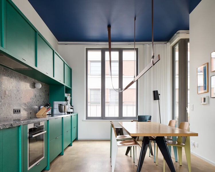 Пассивный дом Werfstraat / Bovenbouw - Фотография интерьера, кухня, стол, окна, столешница, стул, раковина