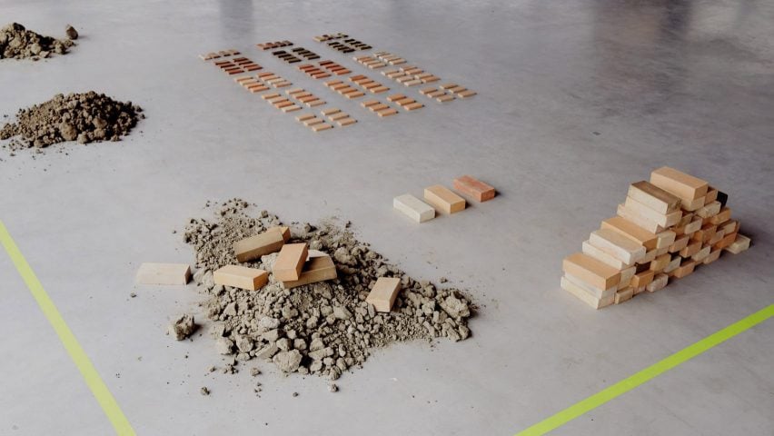 Фотография проекта Эми Бенсдорп Packing Up PFAS, выставленная на полу выставочного пространства на Неделе дизайна в Голландии.