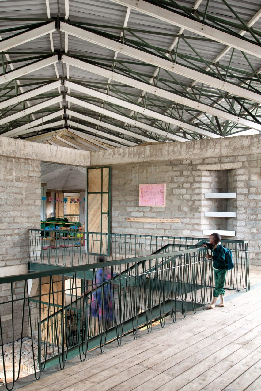 Верхняя часть металлической лестницы в школе Танзании