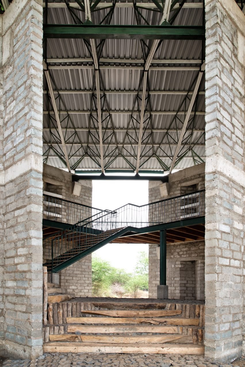 Металлическая лестница в школе Монтессори Simba Vision в Танзании от Architectural Pioneering Consultants