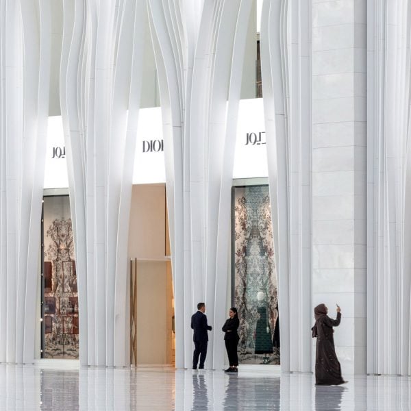 ArandaLasch создает светящийся фасад с волнистыми ребрами для Dior в Катаре