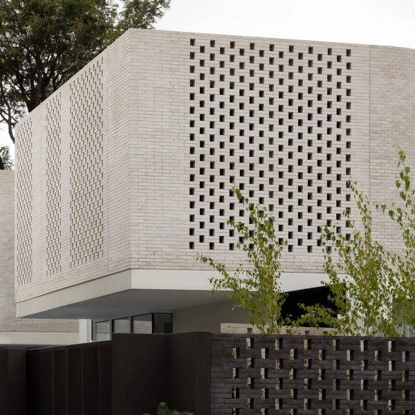 Архитекторы Dean Dyson Architects обернули дом в Мельбурне перфорированной кирпичной кладкой