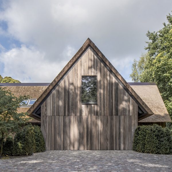 Britsom Philips меняет конфигурацию бельгийского дома с минималистским интерьером