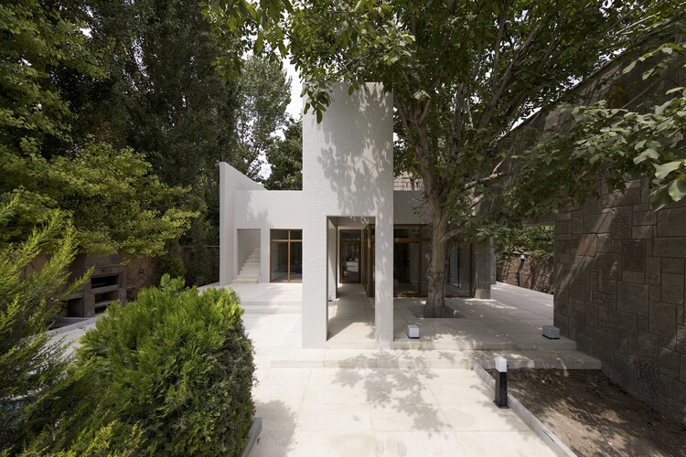 Дом между двумя грецкими орехами / KAV Architects - Фото экстерьера, фасад, двор