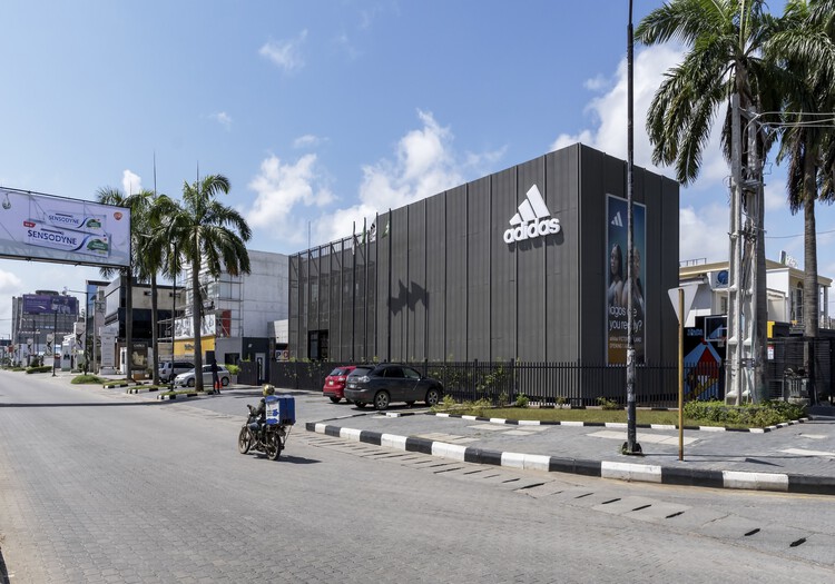 Флагманский магазин adidas в Лагосе / Oshinowo Studio — фотографии экстерьера