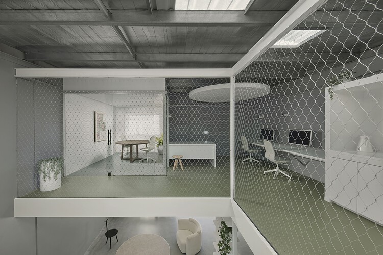 Tasman Gallery / Benn + Penna Architecture - Фотография интерьера, ванная комната, стол, стул