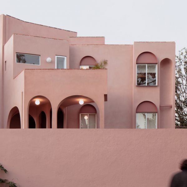 Heryco реконструирует розовый жилой дом в Мексике