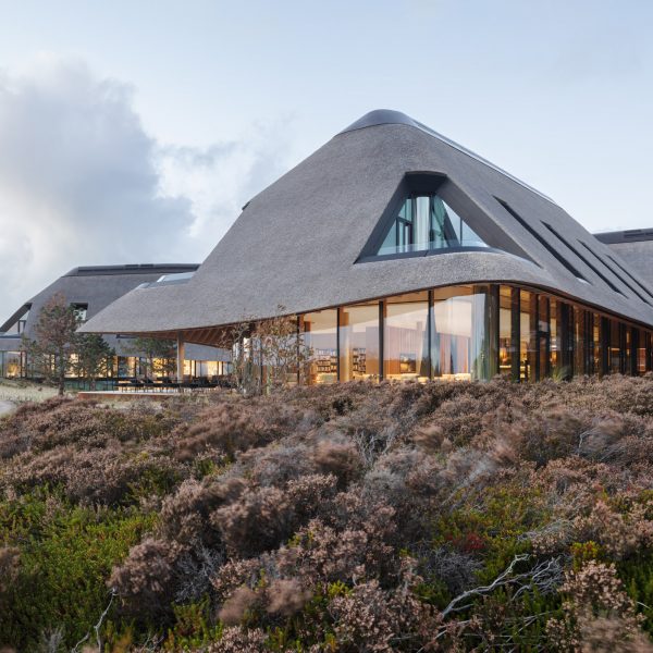 Ingenhoven Architects возглавил курорт с самой большой соломенной крышей в Европе