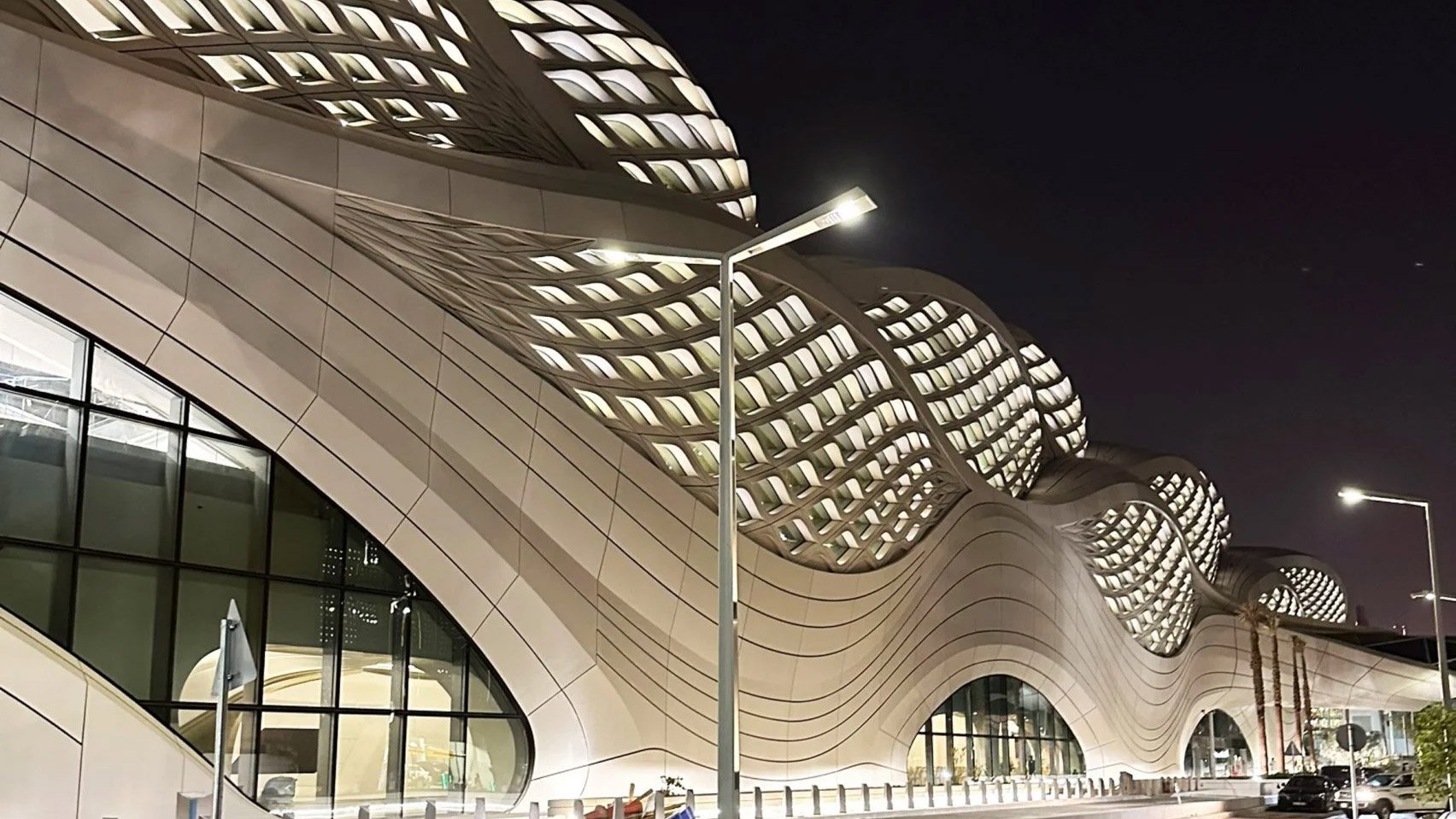 Извилистая станция метро Zaha Hadid Architects близится к завершению в Эр-Рияде