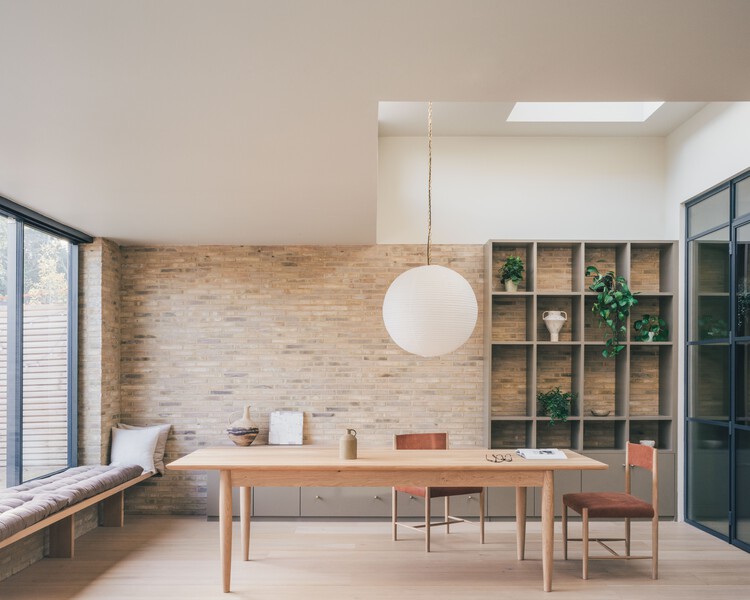 Кирпичный дом / Melissa White Architects — фотография интерьера, стол, окна, стеллажи, стул, балка