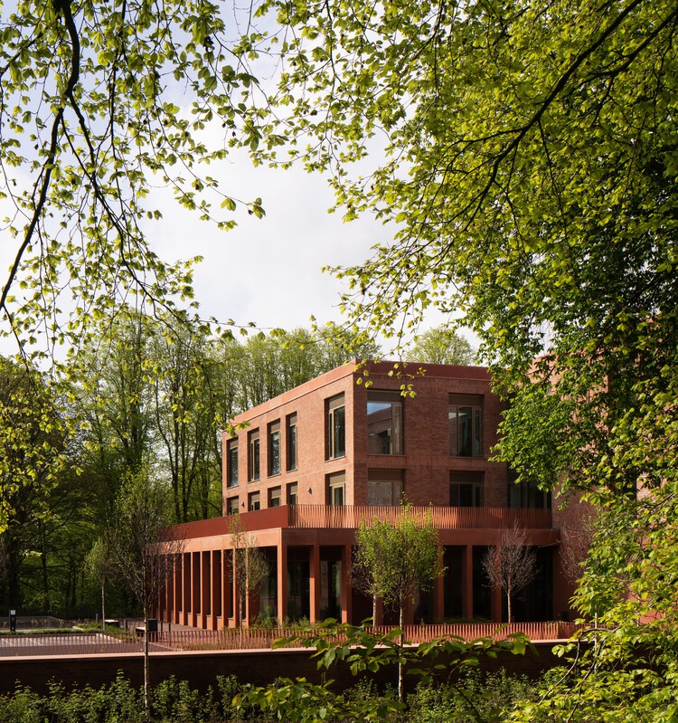 Королевская бизнес-школа / TODD Architects — фотография экстерьера, окна, лес