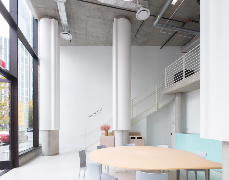 Lackawanna Coffee / Inaba Williams Architects — Фотография интерьера, стол, стул, окна, балка