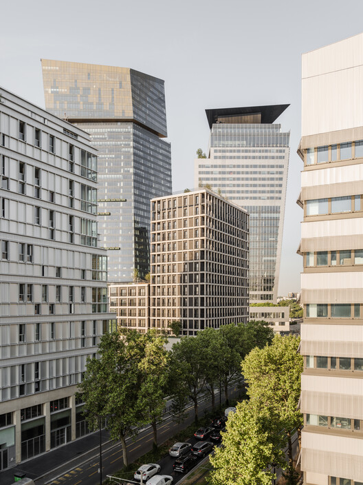 Le Berlier, деревянная башня высотой 50 метров, спроектированная Моро Кусуноки, открывается в Париже, Франция — изображение 1 из 24