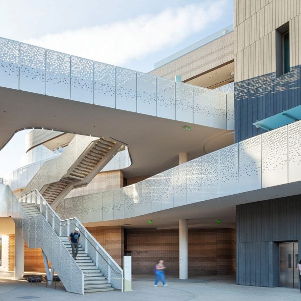 LMN Architects соединяет учебный центр алюминиевыми дорожками