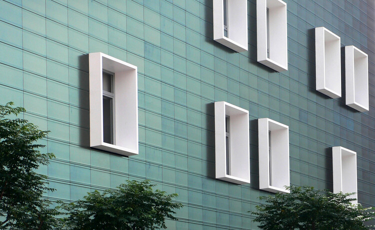 Новый фасад-хамелеон для защиты медицинского центра Иллюэка — изображение 1 из 9