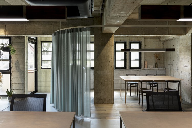 Офис SOGEN / Yuragi Architects - Фотография интерьера, стол, дверь, стул, окна