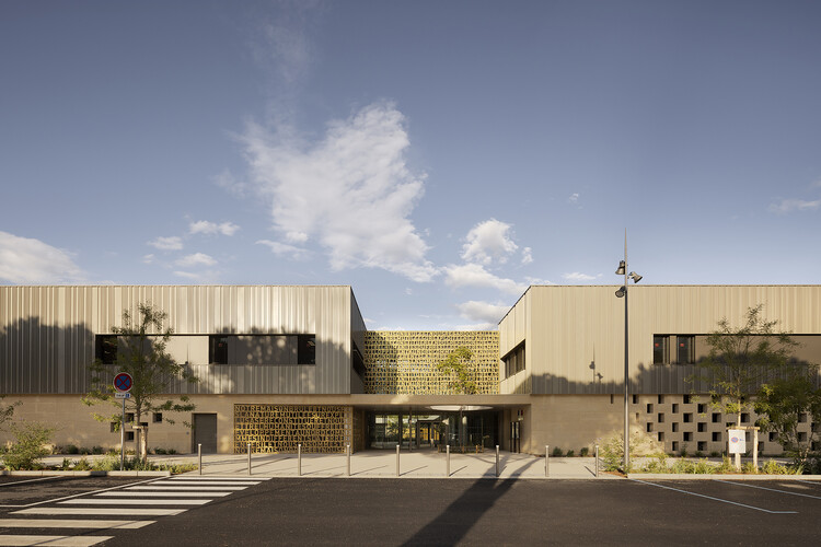 Школа и гимназия Жака Ширака / BPA ARCHITECTURE - Фотография экстерьера, фасад
