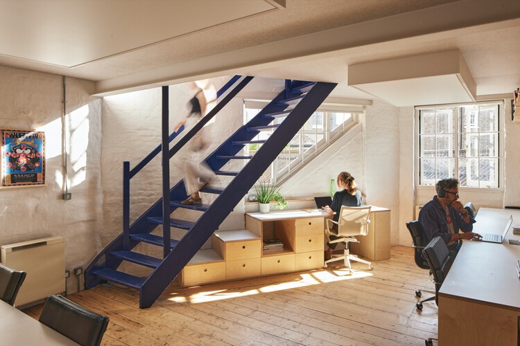 Студия коворкинга Полтора / Trellik Design Studio - Фотография интерьера, лестница, окна, стул, перила