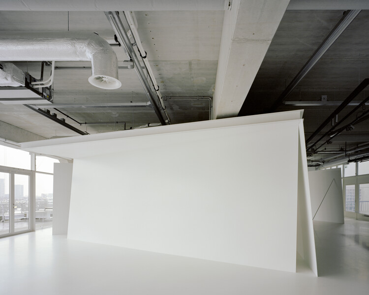 Выставочный зал FLOS в Амстердаме / Офис Сэма Чермаева — Фотография интерьера