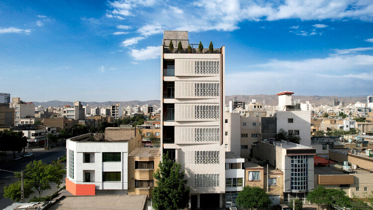 Жилой дом Афра / архитектурное бюро Барсав - Экстерьерная фотография, окна, городской пейзаж, фасад