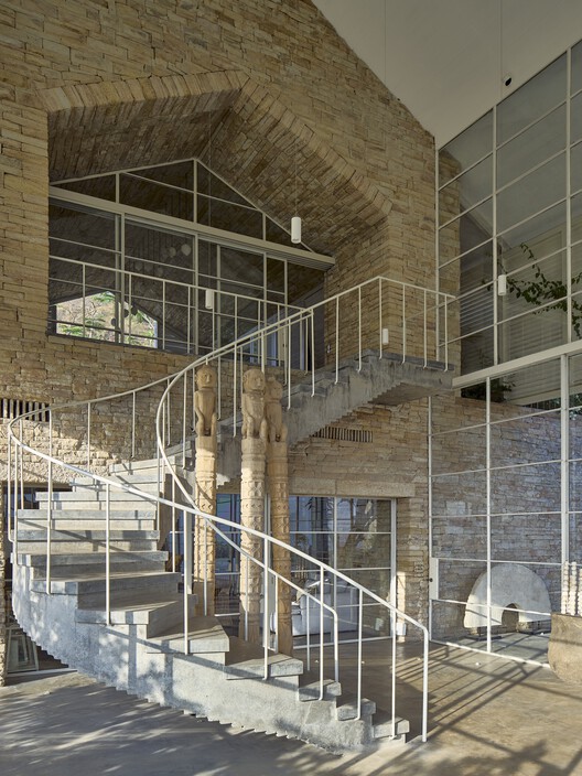 Plantation Retreat / Архитектура BRIO - Фотография интерьера, лестница, балка, фасад, перила