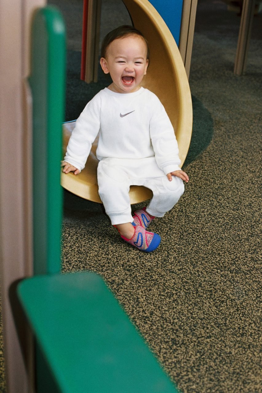 Ребенок в туфлях Nike
