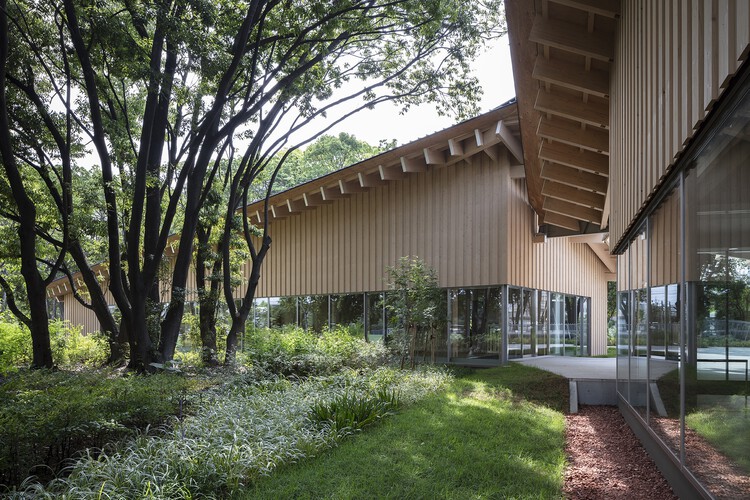 Оздоровительный центр KANEKA / Kengo Kuma & Associates + TAISEI DESIGN Planners Architects & Engineers - Экстерьерная фотография, фасад, сад, двор