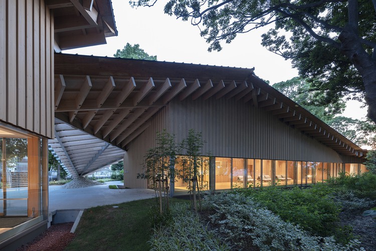 Оздоровительный центр KANEKA / Kengo Kuma & Associates + TAISEI DESIGN Planners Architects & Engineers - Экстерьерная фотография, фасад