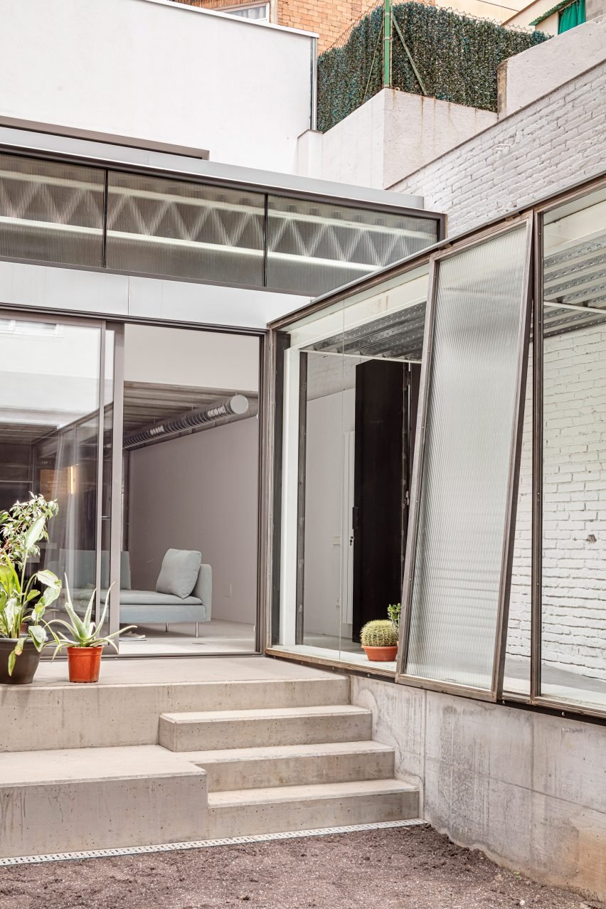 Двор со стеклянной пристройкой дома в Барселоне от CRÜ