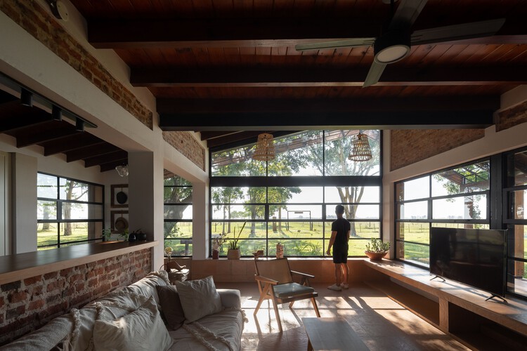 Загородный дом в Пиле / DRM Arquitectura - Фотография интерьера, гостиная, окна, балка, стул