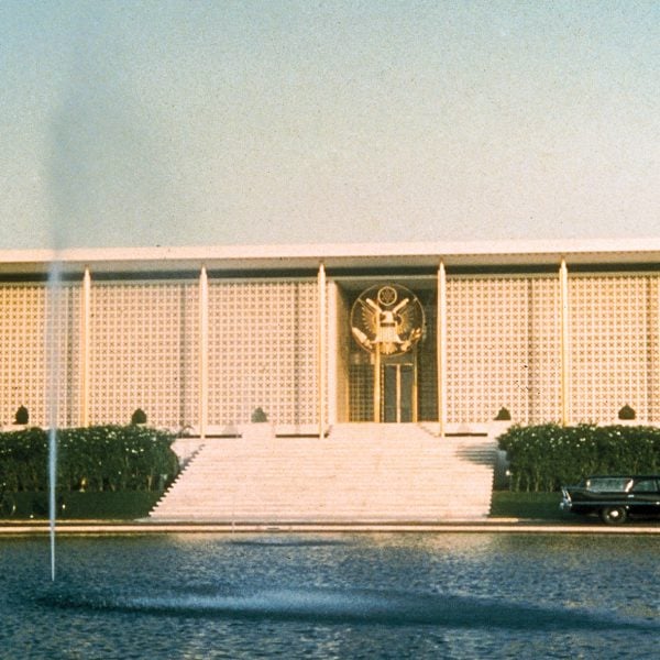 Десять посольств США времен Холодной войны, которые олицетворяют «изобилие» Америки