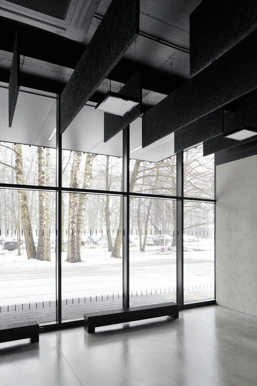 Медиа-здание Рижской школы искусства и медиа / MADE arhitekti - Фотография интерьера, окна, колонна