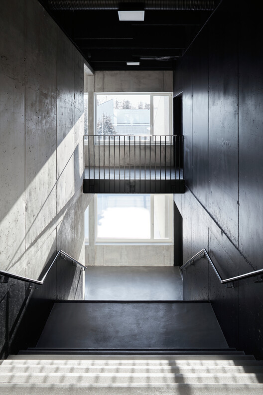 Медиа-здание Рижской школы искусства и медиа / MADE arhitekti - Фотография интерьера, лестницы, перила