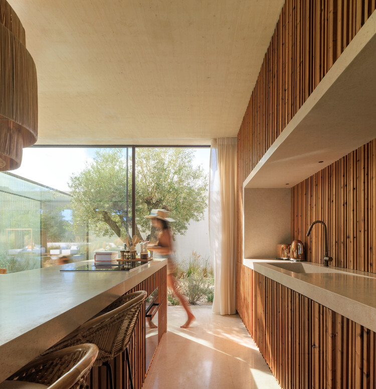 Дом Comporta 107 / dEMM Arquitectura - Фотография интерьера, кухня, перила