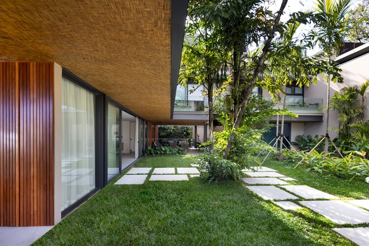 Дом IS 100 / Sergio Conde Caldas Arquitetura + Miguel Pinto Guimarães Arquitetos Associados - Экстерьерная фотография, окна, фасад, сад, двор