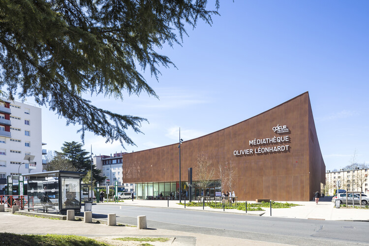 Медиатека Сент-Женевьев-де-Буа / Archi5 + Архитектура Calmm - Фотография экстерьера, фасад