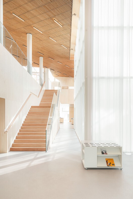 Медиатека Сент-Женевьев-де-Буа / Archi5 + Архитектура Calmm - Фотография интерьера, лестницы, перила