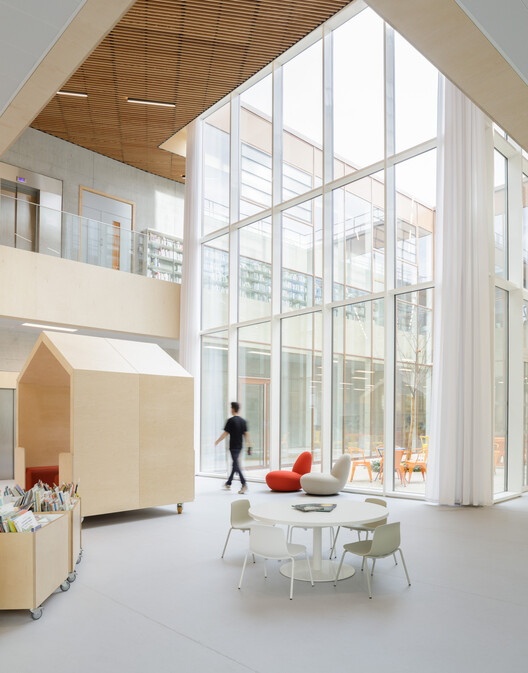 Медиатека Сент-Женевьев-де-Буа / Archi5 + Архитектура Calmm - Фотография интерьера, стол, стул