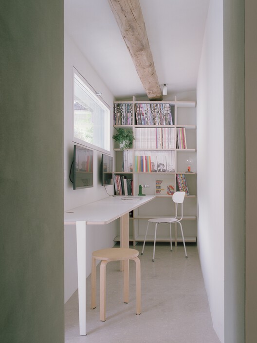Casa ST / vianellogasparin - Фотография интерьера, стол, стеллаж, стул