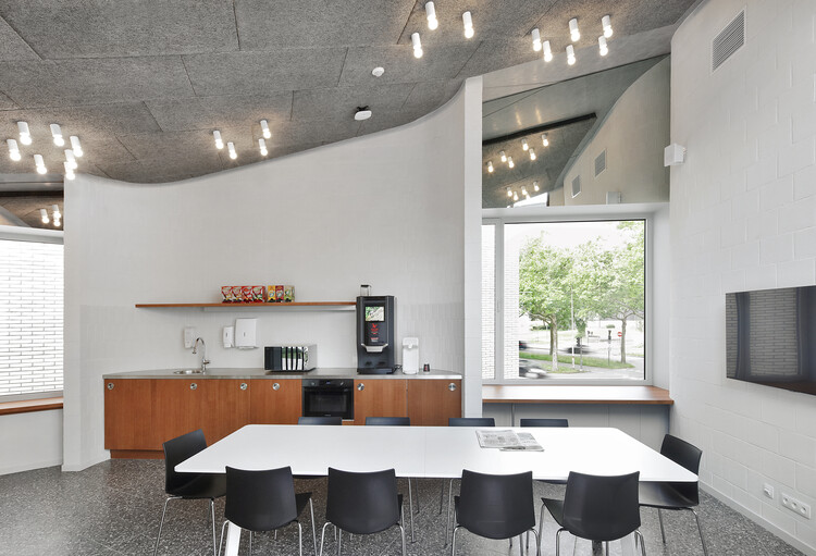 Районное управление полиции / Бовенбау — фотография интерьера, стол, стул, кухня, освещение, окна
